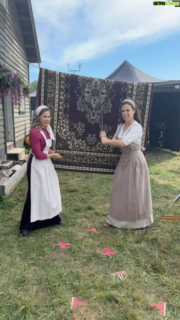 Erin Krakow Instagram - Spring cleaning beast mode activated! @wcth_tv @hallmarkchannel @schearthome Season 11 Premiere Sunday April 7 9/8c #Hearties