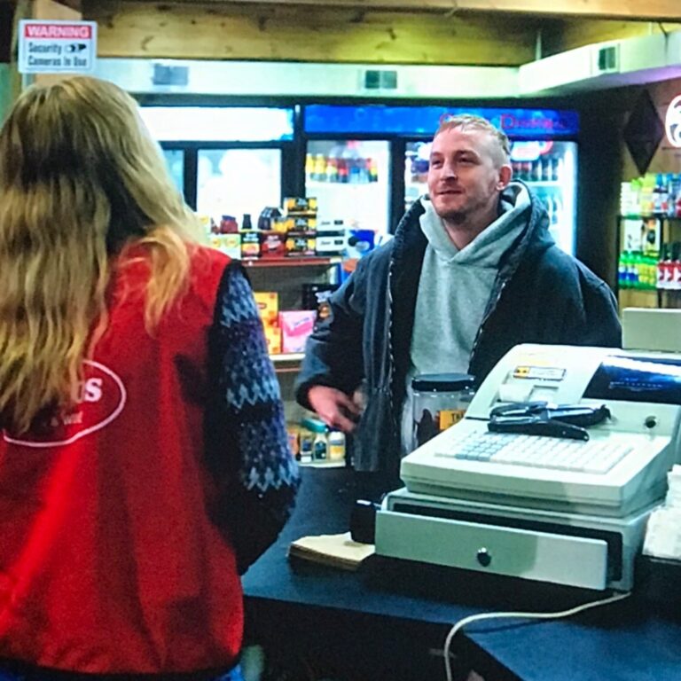 Erin Richards Instagram - THERE HE IS! Can’t wait to see more of @robinlordtaylor in @kevincanfhimself. LOVED the first two episodes. Go watch them now on @amc_tv xx❤️❤️😘😘