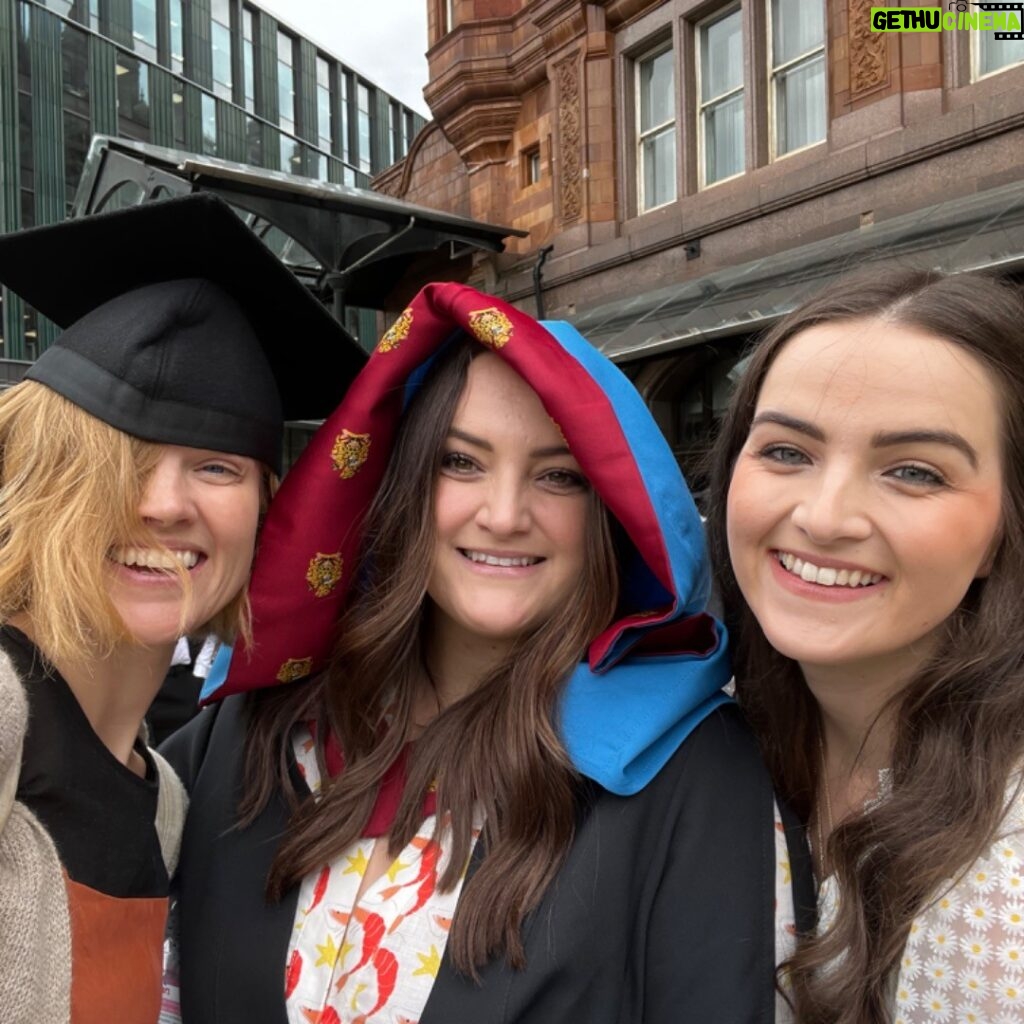 Erin Richards Instagram - Graduation no.4 for my braniac lil sister @alanacrichards . She’s assured us it’s her last! 👏👏👏👏👏super proud sis over here.❤️