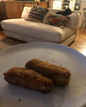 Erin Richards Instagram - Didn’t turn out quite like the picture (though they tasted delicious!) but I took on the #WhoAreYouCookingFor challenge from @robinlordtaylor and now I challenge @morenabaccarin @mynameischrischalk and @corymichaelsmith to do the same   anyone else who fancies the challenge.

Just cook a home made meal and if you can, donate the cost of the ingredients to @godslovenyc who are helping feed hungry New Yorkers at this difficult time. 
Have fun and hope it turns out better than mine!

P.S I’m cooking for my Cat ‘Pache Mama’ who was thoroughly unimpressed with my efforts.