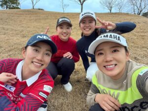 Erina Hara Instagram - 熊本合宿のご報告。

今年も東家先輩の実家を拠点とし、充実した一週間になりました。
素晴らしい練習環境のおかげでゴルフ漬けの毎日。
疲れた身体に沁みる東家先輩のかーちゃんのごはん。
そして今年は、有村智恵プレゼンツ餅つきアクティビティ付き。

とにかくいろんなことを詰め込んだ一週間でした！

コースに出れば茶店のおばちゃんが賢政(東家先輩)をこれからもよろしくねーと、お茶とあんドーナツが出てくる。
練習場に行けば、応援してるよーとコーヒーが出てきて、見に来たおじちゃんがお菓子をくれる。
トレーニングに行けば、堀琴音を吉高由里子と見間違えたと初対面のトレーナーさんがモチベーションまであげてくれる。

あったかい。熊本。

今年も一緒に練習してくれたこっちゃん、東家先輩、すずかちゃん、ありがとう！
合宿に顔出してくれた智恵ちゃん、麗央ちゃん、ありがとう。
サポートしてくれた森さん、つかっち、ありがとうございました。

#今年も安定の東家家
#新しい箸が用意され
#肉を焼くとなりゃ庭で火を起こし
#疲れていると言えば朝から鰻が出てくる
#とんでもないおもてなしでした
#そして合宿初のアクティビティ
#数あるアクティビティの中から餅つきをチョイスする有村先生に感服
#餅ついて
#竹馬して
#田舎感満載
#ありがとう熊本