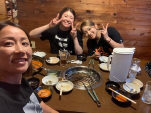 Erina Hara Instagram - 今年もとにかくいっぱい笑ったー！！
悔しいことも、自分にがっかりするような日もたくさんあったけど、笑ってる日のが絶対多くて、それもきっと私の周りにいてくれる人たちのおかげだと感謝の気持ちでいっぱいの一年になりました！
私の周りの人たちにとっても、私を応援してくれている人たちにとっても、そんな存在でいられるよう、原江里菜磨きを続けていけたらと思います！

2023年も温かい応援をありがとうございました！
スポンサーの皆様、温かいサポートをして頂きありがとうございました！
2024年もこの気持ちを更新できるような一年にします！

よいお年をお迎えください！

#NEC
#samanththavasa 
#kose
#transcosmos
#titleist

#大好きな人たちとの写真を載せたくて
#なのに10枚しか選べなくて
#悩んで悩んで選んだ10枚
#なのにさ
#最後の一枚は大好きな人たちより目を引く時松くん
#まあこんな一年の振り返りも良しとしよう