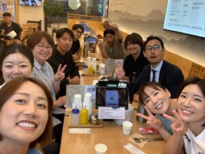 Erina Hara Instagram - 今年もとにかくいっぱい笑ったー！！
悔しいことも、自分にがっかりするような日もたくさんあったけど、笑ってる日のが絶対多くて、それもきっと私の周りにいてくれる人たちのおかげだと感謝の気持ちでいっぱいの一年になりました！
私の周りの人たちにとっても、私を応援してくれている人たちにとっても、そんな存在でいられるよう、原江里菜磨きを続けていけたらと思います！

2023年も温かい応援をありがとうございました！
スポンサーの皆様、温かいサポートをして頂きありがとうございました！
2024年もこの気持ちを更新できるような一年にします！

よいお年をお迎えください！

#NEC
#samanththavasa 
#kose
#transcosmos
#titleist

#大好きな人たちとの写真を載せたくて
#なのに10枚しか選べなくて
#悩んで悩んで選んだ10枚
#なのにさ
#最後の一枚は大好きな人たちより目を引く時松くん
#まあこんな一年の振り返りも良しとしよう