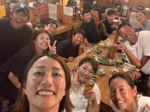 Erina Hara Instagram - 今年もとにかくいっぱい笑ったー！！
悔しいことも、自分にがっかりするような日もたくさんあったけど、笑ってる日のが絶対多くて、それもきっと私の周りにいてくれる人たちのおかげだと感謝の気持ちでいっぱいの一年になりました！
私の周りの人たちにとっても、私を応援してくれている人たちにとっても、そんな存在でいられるよう、原江里菜磨きを続けていけたらと思います！

2023年も温かい応援をありがとうございました！
スポンサーの皆様、温かいサポートをして頂きありがとうございました！
2024年もこの気持ちを更新できるような一年にします！

よいお年をお迎えください！

#NEC
#samanththavasa 
#kose
#transcosmos
#titleist

#大好きな人たちとの写真を載せたくて
#なのに10枚しか選べなくて
#悩んで悩んで選んだ10枚
#なのにさ
#最後の一枚は大好きな人たちより目を引く時松くん
#まあこんな一年の振り返りも良しとしよう