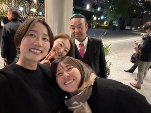 Erina Hara Instagram - 今年もとにかくいっぱい笑ったー！！
悔しいことも、自分にがっかりするような日もたくさんあったけど、笑ってる日のが絶対多くて、それもきっと私の周りにいてくれる人たちのおかげだと感謝の気持ちでいっぱいの一年になりました！
私の周りの人たちにとっても、私を応援してくれている人たちにとっても、そんな存在でいられるよう、原江里菜磨きを続けていけたらと思います！

2023年も温かい応援をありがとうございました！
スポンサーの皆様、温かいサポートをして頂きありがとうございました！
2024年もこの気持ちを更新できるような一年にします！

よいお年をお迎えください！

#NEC
#samanththavasa 
#kose
#transcosmos
#titleist

#大好きな人たちとの写真を載せたくて
#なのに10枚しか選べなくて
#悩んで悩んで選んだ10枚
#なのにさ
#最後の一枚は大好きな人たちより目を引く時松くん
#まあこんな一年の振り返りも良しとしよう