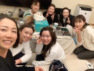 Erina Hara Instagram - 最高のクリスマスウィークでした♡
服部と智恵ちゃんというレアなメンバーでの女子会に、クリスマスイブを一人で過ごしたくないみなみちゃんを囲む会。笑
普段聞けないこと言えないことを時間も忘れて話した夜。
服部に智恵ちゃん！
こっちゃん、みなみちゃん、さくちゃん、ひまちゃん！
そして、ひろえサンタ！！
楽しい時間という素敵なクリスマスプレゼントをありがとう♡

#イルミネーションなんてって言ってたくせに楽しくなって撮ってしまった
#服部とのごはん会はオリンピック並みの開催頻度だけど
#この3人が集まれば終電の合図が来るまで話が尽きない
#これまでのゴルフのことや人生設計のあれこれ
#なんでも共有できる友達がいて幸せ
#そんな会から平均年齢がぐっと下がると
#正確にはひろえさんが平均年齢はあげたけど
#話す内容も若くなる
#事情聴取のような質問が飛び交い
#やはり堀さんがびっくりするような発言を平気な顔でしてくる
#最後の一枚は絶対載せたら怒られる写真だから
#これを見た人告げ口禁止です
#でも智恵ちゃんと一生懸命選んだし
#後ろ姿だから許してね
#いつもおいしいごはんをありがとう