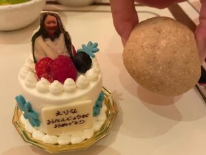 Erina Hara Instagram - いつかの誕生日会♡
今年も愛しのひろえちゃんが誕生日を祝ってくれました。
そして、今年は小さな親友いっちゃんを始め、いつものメンバーも来てくれました！！

席着いてすぐにバカラの箱を渡されて、あれ今年はプレゼントあるんだってワクワクで一瞬箱を持ったら、
ん…？
様子がおかしい…
軽すぎやしないか…？
しかも箱持つなって怒られた…

はい、そうです。
今年もケーキのサイズの最小記録更新です。
なぜだか、小さくしなくていいバルーンまで小さくなってました。
しかも、相棒の撮影のときに撮ってもらった水谷さんと反町さんとの写真も見事に私だけにして、ただ白衣のコスプレしたおばさんの写真にしてくれてました。

もう何年もお祝いしてくれてネタも尽きてきただろうに…
それでもなんとか私を笑わそうと練りに練ってしてくれた誕生日会。
ケーキの小ささが愛と反比例してると勝手に解釈してます。笑
ありがとう、ひろえさん♡
忙しい中、誕生日をお祝いしてくれた大好きな人たち、ありがとうございました♡

#バカラの箱にケーキが入ってるとバレないようバカラのお店にまで行って本家のリボンの結び方を習得したひろえさん
#そりゃ箱持った瞬間怒るわな
#どんなプレゼントより
#私のことを思って使ってくれた時間が嬉しかったよ
#これ以上ケーキは小さくできないそうなので
#来年からはケーキの写真で我慢します
#ひろえの愛は無限大
#のはずですが
#そんな私にも大好きな人たちの子供というライバルが増えてきた
#孫の成長が楽しみなのはわかるけど
#不出来な娘もよろしくね