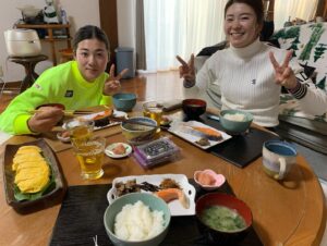 Erina Hara Instagram - 熊本合宿のご報告。

今年も東家先輩の実家を拠点とし、充実した一週間になりました。
素晴らしい練習環境のおかげでゴルフ漬けの毎日。
疲れた身体に沁みる東家先輩のかーちゃんのごはん。
そして今年は、有村智恵プレゼンツ餅つきアクティビティ付き。

とにかくいろんなことを詰め込んだ一週間でした！

コースに出れば茶店のおばちゃんが賢政(東家先輩)をこれからもよろしくねーと、お茶とあんドーナツが出てくる。
練習場に行けば、応援してるよーとコーヒーが出てきて、見に来たおじちゃんがお菓子をくれる。
トレーニングに行けば、堀琴音を吉高由里子と見間違えたと初対面のトレーナーさんがモチベーションまであげてくれる。

あったかい。熊本。

今年も一緒に練習してくれたこっちゃん、東家先輩、すずかちゃん、ありがとう！
合宿に顔出してくれた智恵ちゃん、麗央ちゃん、ありがとう。
サポートしてくれた森さん、つかっち、ありがとうございました。

#今年も安定の東家家
#新しい箸が用意され
#肉を焼くとなりゃ庭で火を起こし
#疲れていると言えば朝から鰻が出てくる
#とんでもないおもてなしでした
#そして合宿初のアクティビティ
#数あるアクティビティの中から餅つきをチョイスする有村先生に感服
#餅ついて
#竹馬して
#田舎感満載
#ありがとう熊本