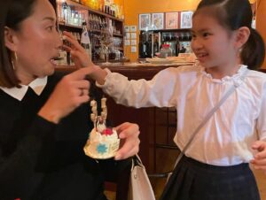 Erina Hara Instagram - いつかの誕生日会♡
今年も愛しのひろえちゃんが誕生日を祝ってくれました。
そして、今年は小さな親友いっちゃんを始め、いつものメンバーも来てくれました！！

席着いてすぐにバカラの箱を渡されて、あれ今年はプレゼントあるんだってワクワクで一瞬箱を持ったら、
ん…？
様子がおかしい…
軽すぎやしないか…？
しかも箱持つなって怒られた…

はい、そうです。
今年もケーキのサイズの最小記録更新です。
なぜだか、小さくしなくていいバルーンまで小さくなってました。
しかも、相棒の撮影のときに撮ってもらった水谷さんと反町さんとの写真も見事に私だけにして、ただ白衣のコスプレしたおばさんの写真にしてくれてました。

もう何年もお祝いしてくれてネタも尽きてきただろうに…
それでもなんとか私を笑わそうと練りに練ってしてくれた誕生日会。
ケーキの小ささが愛と反比例してると勝手に解釈してます。笑
ありがとう、ひろえさん♡
忙しい中、誕生日をお祝いしてくれた大好きな人たち、ありがとうございました♡

#バカラの箱にケーキが入ってるとバレないようバカラのお店にまで行って本家のリボンの結び方を習得したひろえさん
#そりゃ箱持った瞬間怒るわな
#どんなプレゼントより
#私のことを思って使ってくれた時間が嬉しかったよ
#これ以上ケーキは小さくできないそうなので
#来年からはケーキの写真で我慢します
#ひろえの愛は無限大
#のはずですが
#そんな私にも大好きな人たちの子供というライバルが増えてきた
#孫の成長が楽しみなのはわかるけど
#不出来な娘もよろしくね