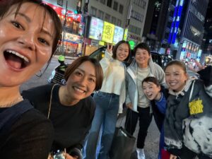 Erina Hara Instagram - 時が経つのは早すぎる。笑
智恵ちゃんが誘ってくれて、久しぶりにヤニに会えた♡
私の英語は足りなかったけど…
同じ場所でみんなで笑って、最高の時間でしたー！！

#いろいろ突っ込みどころ満載な写真
#15年ぐらい経つと
#人はこう変化するらしい
#眉毛の形が時代を物語る
#年を取るのは素敵なことです