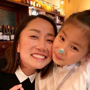 Erina Hara Instagram - いつかの誕生日会♡
今年も愛しのひろえちゃんが誕生日を祝ってくれました。
そして、今年は小さな親友いっちゃんを始め、いつものメンバーも来てくれました！！

席着いてすぐにバカラの箱を渡されて、あれ今年はプレゼントあるんだってワクワクで一瞬箱を持ったら、
ん…？
様子がおかしい…
軽すぎやしないか…？
しかも箱持つなって怒られた…

はい、そうです。
今年もケーキのサイズの最小記録更新です。
なぜだか、小さくしなくていいバルーンまで小さくなってました。
しかも、相棒の撮影のときに撮ってもらった水谷さんと反町さんとの写真も見事に私だけにして、ただ白衣のコスプレしたおばさんの写真にしてくれてました。

もう何年もお祝いしてくれてネタも尽きてきただろうに…
それでもなんとか私を笑わそうと練りに練ってしてくれた誕生日会。
ケーキの小ささが愛と反比例してると勝手に解釈してます。笑
ありがとう、ひろえさん♡
忙しい中、誕生日をお祝いしてくれた大好きな人たち、ありがとうございました♡

#バカラの箱にケーキが入ってるとバレないようバカラのお店にまで行って本家のリボンの結び方を習得したひろえさん
#そりゃ箱持った瞬間怒るわな
#どんなプレゼントより
#私のことを思って使ってくれた時間が嬉しかったよ
#これ以上ケーキは小さくできないそうなので
#来年からはケーキの写真で我慢します
#ひろえの愛は無限大
#のはずですが
#そんな私にも大好きな人たちの子供というライバルが増えてきた
#孫の成長が楽しみなのはわかるけど
#不出来な娘もよろしくね
