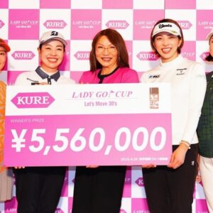 Erina Hara Instagram - KURE×LADYGO CUP2023~Let's Move 30's~
今年もたくさんのご支援ご協力のもと、開催して頂きました！

まずは
佐藤靖子プロ、西山ゆかりプロ、優勝おめでとうございます！
2人の優勝スピーチは選手全員の涙腺を崩壊させました。笑
素敵な表彰式にしてくれて、ありがとうございました！

また今年は、自分のことでいっぱいいっぱいで智恵ちゃんが本当に頑張って進めてくれていました。
そんな智恵ちゃんとスタッフの方々、この試みに共感してくれるたくさんの選手のおかげで、また素晴らしい大会が開催されたこと嬉しく思っています！

私個人はと言いますと、しっかりチヒさんの足を引っ張りました。笑
ただ、結果以上にチヒさんの試合勘や技術、思考を近くで見ることができて、本当にいい経験ができました。
チヒさんは尊敬する選手の一人です。
20年以上日本で戦い23勝し、東日本大地震が起きた年にはバーディーを1つ獲るごとに被災地に10万円を寄付する活動を続け、日本に寄り添ってくれていた選手でもあります。
今の若い選手はゴルフも上手く、意識も高い。
それは本当にすごいこと。
ただ、それを何年何十年も続けていくことの難しさを知ったからこそ、チヒさんのような選手の凄さも分かります。
いろいろな岐路に立ち、それぞれの選択をしていく中で、結婚、出産だけではなく、現役にこだわる選手の生き方も一つのロールモデルになると感じた今回。
そんな選手にも寄り添える試合になっていけたらなと思います。
今年はこの1試合だけではなく、あと何試合かの開催も予定しています。
また有観客にも挑戦しようとスタッフの皆さんも動いてくれています。
その時は、ぜひ会場に遊びに来てください！

#得意の時差投稿
#チヒさんと組み優勝しか見てなかった結果
#力みしかないラウンドとなり
#過去一番謝罪の言葉を口にした試合になりました
#次回私がチヒさんと組んでなかったらクビになったと思ってください笑