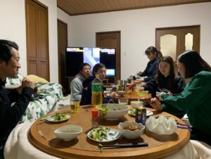 Erina Hara Instagram - 熊本合宿のご報告。

今年も東家先輩の実家を拠点とし、充実した一週間になりました。
素晴らしい練習環境のおかげでゴルフ漬けの毎日。
疲れた身体に沁みる東家先輩のかーちゃんのごはん。
そして今年は、有村智恵プレゼンツ餅つきアクティビティ付き。

とにかくいろんなことを詰め込んだ一週間でした！

コースに出れば茶店のおばちゃんが賢政(東家先輩)をこれからもよろしくねーと、お茶とあんドーナツが出てくる。
練習場に行けば、応援してるよーとコーヒーが出てきて、見に来たおじちゃんがお菓子をくれる。
トレーニングに行けば、堀琴音を吉高由里子と見間違えたと初対面のトレーナーさんがモチベーションまであげてくれる。

あったかい。熊本。

今年も一緒に練習してくれたこっちゃん、東家先輩、すずかちゃん、ありがとう！
合宿に顔出してくれた智恵ちゃん、麗央ちゃん、ありがとう。
サポートしてくれた森さん、つかっち、ありがとうございました。

#今年も安定の東家家
#新しい箸が用意され
#肉を焼くとなりゃ庭で火を起こし
#疲れていると言えば朝から鰻が出てくる
#とんでもないおもてなしでした
#そして合宿初のアクティビティ
#数あるアクティビティの中から餅つきをチョイスする有村先生に感服
#餅ついて
#竹馬して
#田舎感満載
#ありがとう熊本