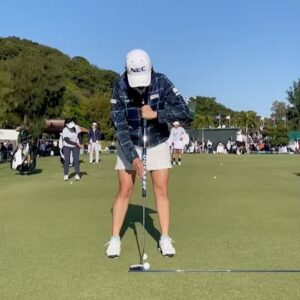 Erina Hara Instagram - 開幕戦、終わりました！

会場まで足を運んでくださったいつメンの皆さん、速報をチェックして応援してくださった皆さん、ありがとうございました！！

オフ取り組んできたことが、こうやって結果に繋がったこと、本当に嬉しいです！
欲を言えばもっとできたって思うこともあったけど、これができるようになったと思うものもたくさんあって、いいスタートを切れました！
また、オフに長尺の先輩宮里優作さんからもう少し短くしたほうがいいとアドバイスをもらっていたので、現地で2インチ短いものを作って頂き、そのフィーリングと新しいキャロウェイのヘッドがすごくよかった！
長尺の悩みはなかなか人と共有できないし、なによりすぐに調整できるところがないので、いいものに出会うことが難しい。
そんな中、いつも十分すぎるサポートをありがとうございます！

また次の試合に向けてがんばります！
次は愛媛でのステップです！

最後になりましたが、推薦での出場というチャンスをくださったダイキン工業の皆様、本当にありがとうございました！！

#ダイキンオーキッドレディス 
#いいスタートを切れました
#出場しないのに月曜日入りのひろえさんの差し入れサポートのもと一週間食べるものに困ることなく終えました
#3月3日には
#スタートホールで誕生日アナウンスしろという堀琴音の強い要望を聞き
#ひろえさんが裏で全力で動き無事笑顔でスタート
#お誕生日おめでとう
#選手のために動き続けたひろえさん一週間おつかれさま
#ちなみにですが
#キャロウェイから長尺が発売されているそうです