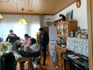 Erina Hara Instagram - 熊本合宿のご報告。

今年も東家先輩の実家を拠点とし、充実した一週間になりました。
素晴らしい練習環境のおかげでゴルフ漬けの毎日。
疲れた身体に沁みる東家先輩のかーちゃんのごはん。
そして今年は、有村智恵プレゼンツ餅つきアクティビティ付き。

とにかくいろんなことを詰め込んだ一週間でした！

コースに出れば茶店のおばちゃんが賢政(東家先輩)をこれからもよろしくねーと、お茶とあんドーナツが出てくる。
練習場に行けば、応援してるよーとコーヒーが出てきて、見に来たおじちゃんがお菓子をくれる。
トレーニングに行けば、堀琴音を吉高由里子と見間違えたと初対面のトレーナーさんがモチベーションまであげてくれる。

あったかい。熊本。

今年も一緒に練習してくれたこっちゃん、東家先輩、すずかちゃん、ありがとう！
合宿に顔出してくれた智恵ちゃん、麗央ちゃん、ありがとう。
サポートしてくれた森さん、つかっち、ありがとうございました。

#今年も安定の東家家
#新しい箸が用意され
#肉を焼くとなりゃ庭で火を起こし
#疲れていると言えば朝から鰻が出てくる
#とんでもないおもてなしでした
#そして合宿初のアクティビティ
#数あるアクティビティの中から餅つきをチョイスする有村先生に感服
#餅ついて
#竹馬して
#田舎感満載
#ありがとう熊本