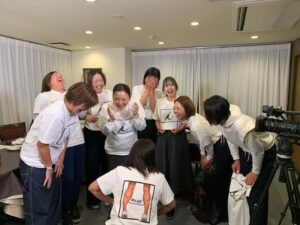 Erina Hara Instagram - 今年もとにかくいっぱい笑ったー！！
悔しいことも、自分にがっかりするような日もたくさんあったけど、笑ってる日のが絶対多くて、それもきっと私の周りにいてくれる人たちのおかげだと感謝の気持ちでいっぱいの一年になりました！
私の周りの人たちにとっても、私を応援してくれている人たちにとっても、そんな存在でいられるよう、原江里菜磨きを続けていけたらと思います！

2023年も温かい応援をありがとうございました！
スポンサーの皆様、温かいサポートをして頂きありがとうございました！
2024年もこの気持ちを更新できるような一年にします！

よいお年をお迎えください！

#NEC
#samanththavasa 
#kose
#transcosmos
#titleist

#大好きな人たちとの写真を載せたくて
#なのに10枚しか選べなくて
#悩んで悩んで選んだ10枚
#なのにさ
#最後の一枚は大好きな人たちより目を引く時松くん
#まあこんな一年の振り返りも良しとしよう