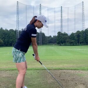 Erina Hara Instagram - 皆様、先週は暑さと強い風の中、応援ありがとうございました！！

終わってから、試合を振り返って自分の気持ちを共有したときに、悔しい気持ちが外からの責任や立場を考えた自分じゃなく、内側から湧いて出た感じがしてこれからが楽しみだねって言われて、ハッとした。

ああ、私の悔しいは、こんなふうに推薦もらったのに、とか、こんな立場だから結果残さないといけないのにって、自分の思考に支配された悔しいだったのかもしれないなって。
もちろん、それだけではなかったけど、原動力の一つはそんな気持ちからだったのかなと。

でも、今回は純粋に、ただただ悔しかった。
自分の中から出てくる悔しいしかなかった。
ミスしたらぶつぶつ文句言って、もっとこれができたのにって苛立って、でも次の一打で取り返そうって、目の前の一打に没頭できる楽しさもあった。
あと2日間、その中でプレーしたかったです。
悔しくて寝れなかった。
いや、疲れて寝たよ。
でも、朝起きても悔しかった。

リランキングまでの試合はここで終わりだけど、私が挑戦できる試合は終わってない。
試合の借りは試合でしか返せないと思ってます。
私のゴルフ人生は続くなって思える試合になりました。

まだ思うことはたくさんあるけど、その気持ちはその気持ちを感じさせてくれたくれた人たちに直接伝えようと思います！

#東京ゴルフスタジオの受付嬢は私のメンタルトレーナー
#いろんなことを共有して整理して
#また次に進もう
#てか
#受付嬢って響きはなんだか違う
#何はともあれ
#自分の感情を言葉にしていくことでいろんなものが削ぎ落とされていく感覚を最近感じています
#んでもって
#最近のインスタの投稿見返したけど
#全くもって面白いこと書いてない
#ゴルフのことばっかり
#違うのよ
#私こんなんじゃないのよ
#誰よりも楽しんで
#人並みに病んで
#やっぱり生まれ変わっても原江里菜って
#原江里菜を満喫してます

最後になりましたが、ホスピタリティに溢れた選手思いの試合を開催してくださったアースモンダミンの関係者の皆様。
またこのような気づきと実りある一週間を過ごすチャンスをくださった関係者の皆様。
本当にありがとうございました。

#アースモンダミンカップ