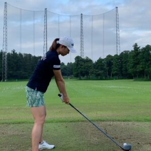 Erina Hara Instagram - 皆様、先週は暑さと強い風の中、応援ありがとうございました！！

終わってから、試合を振り返って自分の気持ちを共有したときに、悔しい気持ちが外からの責任や立場を考えた自分じゃなく、内側から湧いて出た感じがしてこれからが楽しみだねって言われて、ハッとした。

ああ、私の悔しいは、こんなふうに推薦もらったのに、とか、こんな立場だから結果残さないといけないのにって、自分の思考に支配された悔しいだったのかもしれないなって。
もちろん、それだけではなかったけど、原動力の一つはそんな気持ちからだったのかなと。

でも、今回は純粋に、ただただ悔しかった。
自分の中から出てくる悔しいしかなかった。
ミスしたらぶつぶつ文句言って、もっとこれができたのにって苛立って、でも次の一打で取り返そうって、目の前の一打に没頭できる楽しさもあった。
あと2日間、その中でプレーしたかったです。
悔しくて寝れなかった。
いや、疲れて寝たよ。
でも、朝起きても悔しかった。

リランキングまでの試合はここで終わりだけど、私が挑戦できる試合は終わってない。
試合の借りは試合でしか返せないと思ってます。
私のゴルフ人生は続くなって思える試合になりました。

まだ思うことはたくさんあるけど、その気持ちはその気持ちを感じさせてくれたくれた人たちに直接伝えようと思います！

#東京ゴルフスタジオの受付嬢は私のメンタルトレーナー
#いろんなことを共有して整理して
#また次に進もう
#てか
#受付嬢って響きはなんだか違う
#何はともあれ
#自分の感情を言葉にしていくことでいろんなものが削ぎ落とされていく感覚を最近感じています
#んでもって
#最近のインスタの投稿見返したけど
#全くもって面白いこと書いてない
#ゴルフのことばっかり
#違うのよ
#私こんなんじゃないのよ
#誰よりも楽しんで
#人並みに病んで
#やっぱり生まれ変わっても原江里菜って
#原江里菜を満喫してます

最後になりましたが、ホスピタリティに溢れた選手思いの試合を開催してくださったアースモンダミンの関係者の皆様。
またこのような気づきと実りある一週間を過ごすチャンスをくださった関係者の皆様。
本当にありがとうございました。

#アースモンダミンカップ