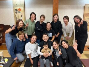 Erina Hara Instagram - 今年もとにかくいっぱい笑ったー！！
悔しいことも、自分にがっかりするような日もたくさんあったけど、笑ってる日のが絶対多くて、それもきっと私の周りにいてくれる人たちのおかげだと感謝の気持ちでいっぱいの一年になりました！
私の周りの人たちにとっても、私を応援してくれている人たちにとっても、そんな存在でいられるよう、原江里菜磨きを続けていけたらと思います！

2023年も温かい応援をありがとうございました！
スポンサーの皆様、温かいサポートをして頂きありがとうございました！
2024年もこの気持ちを更新できるような一年にします！

よいお年をお迎えください！

#NEC
#samanththavasa 
#kose
#transcosmos
#titleist

#大好きな人たちとの写真を載せたくて
#なのに10枚しか選べなくて
#悩んで悩んで選んだ10枚
#なのにさ
#最後の一枚は大好きな人たちより目を引く時松くん
#まあこんな一年の振り返りも良しとしよう