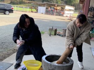 Erina Hara Instagram - 熊本合宿のご報告。

今年も東家先輩の実家を拠点とし、充実した一週間になりました。
素晴らしい練習環境のおかげでゴルフ漬けの毎日。
疲れた身体に沁みる東家先輩のかーちゃんのごはん。
そして今年は、有村智恵プレゼンツ餅つきアクティビティ付き。

とにかくいろんなことを詰め込んだ一週間でした！

コースに出れば茶店のおばちゃんが賢政(東家先輩)をこれからもよろしくねーと、お茶とあんドーナツが出てくる。
練習場に行けば、応援してるよーとコーヒーが出てきて、見に来たおじちゃんがお菓子をくれる。
トレーニングに行けば、堀琴音を吉高由里子と見間違えたと初対面のトレーナーさんがモチベーションまであげてくれる。

あったかい。熊本。

今年も一緒に練習してくれたこっちゃん、東家先輩、すずかちゃん、ありがとう！
合宿に顔出してくれた智恵ちゃん、麗央ちゃん、ありがとう。
サポートしてくれた森さん、つかっち、ありがとうございました。

#今年も安定の東家家
#新しい箸が用意され
#肉を焼くとなりゃ庭で火を起こし
#疲れていると言えば朝から鰻が出てくる
#とんでもないおもてなしでした
#そして合宿初のアクティビティ
#数あるアクティビティの中から餅つきをチョイスする有村先生に感服
#餅ついて
#竹馬して
#田舎感満載
#ありがとう熊本
