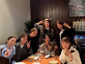 Erina Hara Instagram - 今年もとにかくいっぱい笑ったー！！
悔しいことも、自分にがっかりするような日もたくさんあったけど、笑ってる日のが絶対多くて、それもきっと私の周りにいてくれる人たちのおかげだと感謝の気持ちでいっぱいの一年になりました！
私の周りの人たちにとっても、私を応援してくれている人たちにとっても、そんな存在でいられるよう、原江里菜磨きを続けていけたらと思います！

2023年も温かい応援をありがとうございました！
スポンサーの皆様、温かいサポートをして頂きありがとうございました！
2024年もこの気持ちを更新できるような一年にします！

よいお年をお迎えください！

#NEC
#samanththavasa 
#kose
#transcosmos
#titleist

#大好きな人たちとの写真を載せたくて
#なのに10枚しか選べなくて
#悩んで悩んで選んだ10枚
#なのにさ
#最後の一枚は大好きな人たちより目を引く時松くん
#まあこんな一年の振り返りも良しとしよう