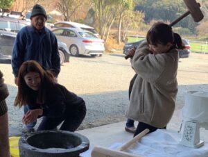 Erina Hara Instagram - 熊本合宿のご報告。

今年も東家先輩の実家を拠点とし、充実した一週間になりました。
素晴らしい練習環境のおかげでゴルフ漬けの毎日。
疲れた身体に沁みる東家先輩のかーちゃんのごはん。
そして今年は、有村智恵プレゼンツ餅つきアクティビティ付き。

とにかくいろんなことを詰め込んだ一週間でした！

コースに出れば茶店のおばちゃんが賢政(東家先輩)をこれからもよろしくねーと、お茶とあんドーナツが出てくる。
練習場に行けば、応援してるよーとコーヒーが出てきて、見に来たおじちゃんがお菓子をくれる。
トレーニングに行けば、堀琴音を吉高由里子と見間違えたと初対面のトレーナーさんがモチベーションまであげてくれる。

あったかい。熊本。

今年も一緒に練習してくれたこっちゃん、東家先輩、すずかちゃん、ありがとう！
合宿に顔出してくれた智恵ちゃん、麗央ちゃん、ありがとう。
サポートしてくれた森さん、つかっち、ありがとうございました。

#今年も安定の東家家
#新しい箸が用意され
#肉を焼くとなりゃ庭で火を起こし
#疲れていると言えば朝から鰻が出てくる
#とんでもないおもてなしでした
#そして合宿初のアクティビティ
#数あるアクティビティの中から餅つきをチョイスする有村先生に感服
#餅ついて
#竹馬して
#田舎感満載
#ありがとう熊本