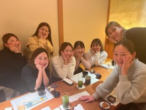 Erina Hara Instagram - 今年もとにかくいっぱい笑ったー！！
悔しいことも、自分にがっかりするような日もたくさんあったけど、笑ってる日のが絶対多くて、それもきっと私の周りにいてくれる人たちのおかげだと感謝の気持ちでいっぱいの一年になりました！
私の周りの人たちにとっても、私を応援してくれている人たちにとっても、そんな存在でいられるよう、原江里菜磨きを続けていけたらと思います！

2023年も温かい応援をありがとうございました！
スポンサーの皆様、温かいサポートをして頂きありがとうございました！
2024年もこの気持ちを更新できるような一年にします！

よいお年をお迎えください！

#NEC
#samanththavasa 
#kose
#transcosmos
#titleist

#大好きな人たちとの写真を載せたくて
#なのに10枚しか選べなくて
#悩んで悩んで選んだ10枚
#なのにさ
#最後の一枚は大好きな人たちより目を引く時松くん
#まあこんな一年の振り返りも良しとしよう