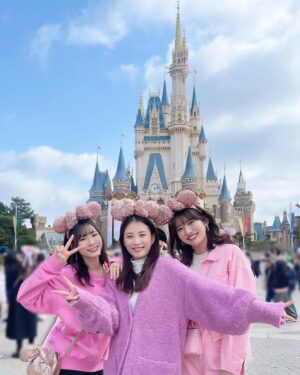 Erina Ikuta Instagram - ディズニーのパルパルーザ第1弾
ミニーちゃんのピンクで彩られた
ディズニーランド行けてとっても幸せでした！！
⁡
ゆきさんと
ゆきさんのお友達のまゆさんと行ってきた！
⁡
大好きなお2人とディズニーで
ピンクコーデ出来て楽しすぎました！！
⁡
みんなでクッキーもたべたよ！！
⁡
⁡
⁡
#morningmusume24 #モーニング娘24 #helloproject #えりぽんかわいい #生田衣梨奈のVSゴルフ5 #生田衣梨奈 #ootd #l4l #love #ゴルフ女子 #ディズニー #disney #ディズニーランド #Disneyland #舞浜 #ディズニーコーデ #パルパルーザ #GUCCI #ape