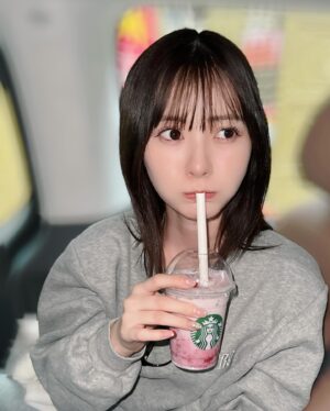 Erina Ikuta Instagram - 韓国行ってきた🇰🇷✨
⁡
たくさん食べたなぁ♡
あんまり韓国感ある写真撮れてなかった笑
⁡
けど一応スタバは韓国限定のいちごミルク♡
⁡
#morningmusume24 #モーニング娘24 #helloproject #えりぽんかわいい #生田衣梨奈のVSゴルフ5 #生田衣梨奈 #ootd #l4l #love #ゴルフ女子 # 🇰🇷 #韓国 #旅行 #韓国旅行 #Starbucks #スタバ