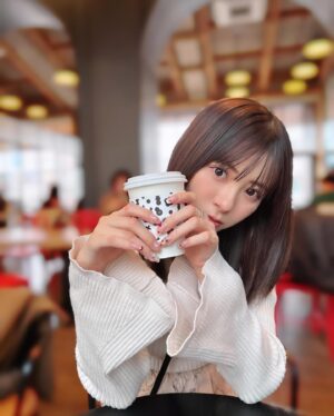 Erina Ikuta Instagram - 韓国行ってきた🇰🇷✨
⁡
たくさん食べたなぁ♡
あんまり韓国感ある写真撮れてなかった笑
⁡
けど一応スタバは韓国限定のいちごミルク♡
⁡
#morningmusume24 #モーニング娘24 #helloproject #えりぽんかわいい #生田衣梨奈のVSゴルフ5 #生田衣梨奈 #ootd #l4l #love #ゴルフ女子 # 🇰🇷 #韓国 #旅行 #韓国旅行 #Starbucks #スタバ