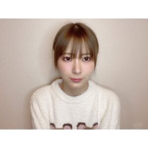 Erina Ikuta Instagram - ♥アイドル前髪の作り方♥﻿
﻿
簡単編集ですみません！！﻿
ぜひ参考になればなーって思って作りました♥﻿
﻿
時間がある時にはこういう﻿
動画や画像も更新していこうと思いますので﻿
よろしくお願いします♥﻿
﻿
動画は1分におさまらなかったので﻿
ちょっと速度あげてます！！！！﻿
﻿
女の子の可愛い自分をみつける手助けができれば﻿
いいなぁって思ってます！！﻿
﻿
﻿
今度からは。。。﻿
使ってきたアイシャドウの比較とか﻿
簡単なレビューみたいなことを動画で﻿
しよーと思います！﻿
﻿
﻿
#morningmusume21 #モーニング娘21﻿
#helloproject  #顔面国宝﻿
#えりぽんかわいい #アイドル﻿
存在が #インスタ映え #かわいい﻿
#Love #beauty﻿
#followme #makeup﻿
#Instagram #生田衣梨奈のVSゴルフ﻿
#메이크업 #얼스타그램﻿
#ig_Japan #팔로미﻿
#えりぽん #ゴルフ女子﻿
#ootd #golf﻿
#ELEYVSGOLF #あつ森﻿
#いいね #生田衣梨奈﻿
#2021 #골프﻿
#SELFIE #셀카