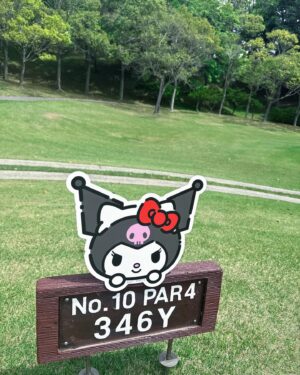 Erina Ikuta Instagram - Sanrio Smile Golf Tournament 
サンリオカップに行ってきたよ！！！！
⁡
⁡
今日も楽しすぎた♡
⁡
島田すずさんの組として頑張りました♡
大好きな2人🫢
なみきちゃんとあおい夏海さんと一緒で
⁡
なみきちゃんとは初ゴルフ♡
夏海さんはお姉さんで頼もしい！！
⁡
キャラクターたちにあえて幸せでした♡
⁡
1枚目誰にしよーかな？って思ったんやけど。。。
クロミちゃんとのツーショット！
⁡
#morningmusume24 #モーニング娘24 #helloproject #えりぽんかわいい #生田衣梨奈のVSゴルフ6 #生田衣梨奈 #ootd #l4l #love #ゴルフ女子 #サンリオ #サンリオカップ #マイナビネクストヒロインゴルフ #クロミ #なみき ちゃん #あおい夏海 さん #島田紗 さん #CELFORD #lecoqsportif