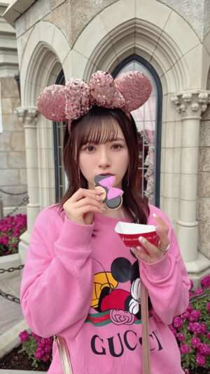 Erina Ikuta Instagram - ディズニーの動画好評で嬉しい♡
初めてこんなに動画みてもらえた！
もうひとつ載せる🫢
⁡
#morningmusume24 #モーニング娘24 #helloproject #えりぽんかわいい #生田衣梨奈のVSゴルフ5 #生田衣梨奈 #ootd #l4l #love #ゴルフ女子 #Disney #ディズニー #ディズニーランド #disneyland #パルパルーザ #GUCCI #ミニーマウス #クッキー