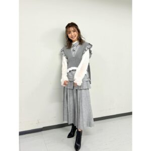 Erina Mano Instagram - 久しぶりの投稿になっちゃった😳
.
.
1月4日に放送された
ダウンタウンDXDX★2024年最強運勢ランキング！に
出演したときの衣装がとっても可愛くてお気に入りでした🩶
.
.
運勢ランキングは
牡羊座のB型は23位！
今年も自分にできることや好きなことを大切にして
1年を過ごしていきたいと思います😌
.
.
衣装
グレーのセットアップ
@cherietokyo 
白のトップス
@auntmaries.official 
ブーツ
@dianashoespress 
ピアス
@loni_jewelry_ 
#衣装
#収録
#今年もよろしくお願いします