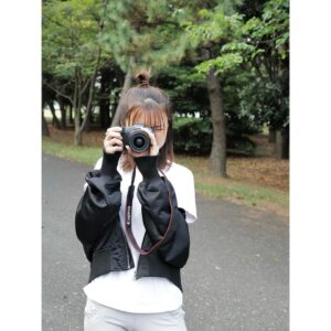 Erina Mano Instagram - 📷
この日はすごく暑かったけど
10月の連載に使う写真を撮ってもらうために
頑張ってブルゾンを着た日🍂
.
.
今日から10月だー！
やっと暑い日々から解放されそうで嬉しい🤭
季節の変わり目だからいつも以上に体調管理気をつけないとね！
#ある日の休日
#カメラ
#カメラ散歩
#カメラのある生活 
#ポートレート
#私服