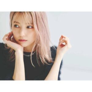 Erina Mano Instagram - とっても久しぶりの投稿😳
みんな元気にしてますか？？
.
.
仕事がない期間限定でしてみたハイトーンカラー🤍
CLASSY.ONLINEの撮影前に編集部さんに
髪を暗くした方がいいですか？と聞いてみたら
そのままでいいですよ！って言ってもらえました😌　
なので今回のインタビュー記事やSサイズコーデは
このヘアカラーでの写真になります🫧
.
.
もう暗くしちゃったけどまたタイミングがあれば
ハイトーンにしたいなぁ〜！！
#ハイトーンカラー 
#ピンクカラー 
#気分転換
#classymagazine