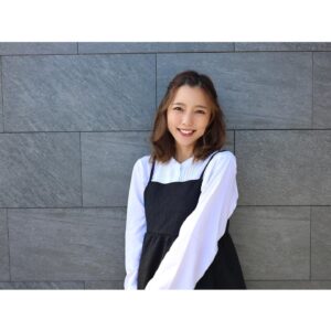 Erina Mano Instagram - モニタリングに出演したときの髪型が
好評だったから自分でも出来るようになりたくて
イベント用の写真撮る時にやってみた🫧 
まだまだ練習が必要！笑
前髪を捻ってとめるの昔から本当に苦手だ〜🥲😂
.
.
ストーリーでは先にお知らせしましたが
オンラインイベントの開催が決定しました✨ 
3月16日 18時スタート！
デビュー15周年を記念して久しぶりのイベントです！！
前回の10周年ライブ以来に歌います😳🎤
このイベントでしか見られない特別映像や
生配信を視聴してる方限定のサイン入りチェキプレゼント企画もあります📷
今回は直接会えるイベントではなく
配信形式のイベントですが・・・
今の私にとってはこういう特別な節目だからこそ
イベントができたり歌えたりするので
1人でも多くの方に同じ時間を過ごしてもらえたら嬉しいです！😌
.
.
オンラインイベントの詳細は
ストーリーハイライトのイベント情報にまとめてあります🫧
#ヘアアレンジ
#お知らせ
#オンラインイベント
#楽しみ
#デビュー記念