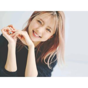 Erina Mano Instagram - とっても久しぶりの投稿😳
みんな元気にしてますか？？
.
.
仕事がない期間限定でしてみたハイトーンカラー🤍
CLASSY.ONLINEの撮影前に編集部さんに
髪を暗くした方がいいですか？と聞いてみたら
そのままでいいですよ！って言ってもらえました😌　
なので今回のインタビュー記事やSサイズコーデは
このヘアカラーでの写真になります🫧
.
.
もう暗くしちゃったけどまたタイミングがあれば
ハイトーンにしたいなぁ〜！！
#ハイトーンカラー 
#ピンクカラー 
#気分転換
#classymagazine