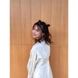Erina Mano Instagram - 衣装で来た白ワンピ🤍
ヘアスタイルはまたまたメイクさんが
遊び心を取り入れてくれました🤭笑
.
.
スタイリングはこんな感じの雰囲気ですが
今日は国際フォーラムで開催されていた
日経クロステックNEXTというイベントの
トークセッションステージに登壇してきました！
最新のテクノロジーについて
個人情報やプライバシーについて
来場してくださった皆さんと一緒に私もお勉強！
ちゃんと自分で知識や情報を得て目利きすることが大切だと知った日でした！
.
.
このイベントは事前に私や事務所からお知らせすることが出来なかったのですが
事前に情報見つけてくれたファンの方々も来てくれていて
すごくびっくりしたし嬉しかったです😭✨
テレビやファッション関係のお仕事でカメラの前に立つことはあったけど
こうして皆さんの前に立つお仕事は実は約4年ぶり！！
今回はテーマに特化したイベントだったので
そのお仕事関係の方がほとんどだと思っていたので
久しぶりに見かける方々がステージ上から見えて思わずじーんとしました🥲
本当にありがとうございます！！✨
とっても充実した1日になりました☺️
.
.
ワンピース @jeshofficial_ 
ピアス @abiste_official 
ブーツ @dianashoespress 
#衣装
#トークイベント
#ありがとうございました
