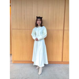 Erina Mano Instagram - 衣装で来た白ワンピ🤍
ヘアスタイルはまたまたメイクさんが
遊び心を取り入れてくれました🤭笑
.
.
スタイリングはこんな感じの雰囲気ですが
今日は国際フォーラムで開催されていた
日経クロステックNEXTというイベントの
トークセッションステージに登壇してきました！
最新のテクノロジーについて
個人情報やプライバシーについて
来場してくださった皆さんと一緒に私もお勉強！
ちゃんと自分で知識や情報を得て目利きすることが大切だと知った日でした！
.
.
このイベントは事前に私や事務所からお知らせすることが出来なかったのですが
事前に情報見つけてくれたファンの方々も来てくれていて
すごくびっくりしたし嬉しかったです😭✨
テレビやファッション関係のお仕事でカメラの前に立つことはあったけど
こうして皆さんの前に立つお仕事は実は約4年ぶり！！
今回はテーマに特化したイベントだったので
そのお仕事関係の方がほとんどだと思っていたので
久しぶりに見かける方々がステージ上から見えて思わずじーんとしました🥲
本当にありがとうございます！！✨
とっても充実した1日になりました☺️
.
.
ワンピース @jeshofficial_ 
ピアス @abiste_official 
ブーツ @dianashoespress 
#衣装
#トークイベント
#ありがとうございました