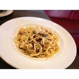 Erina Mano Instagram - オレンジページnetの連載
「ふたりごはん日記」今月は外食編🍽️
.
.
千葉県香取市佐原にあるレストラン
ワーズワース( @wordsworth_sawara )に
行ったときのことを書きました🍝🍕
ランチセットがとっても魅力的でパスタもピザも
とっても美味しかったです🫧
.
.
佐原の町並みも雰囲気がとてもよくて
食後にお散歩するのも気持ちよかった☀️
佐原には気になるレストランがいくつかあるので
春になって気持ちのいい気候になったらまた行きたいな🚗
#佐原
#ワーズワース
#イタリアン
#パスタ
#ピザ
#休日
#ランチ
#カメラ散歩