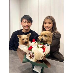 Erina Mano Instagram - Merry Christmas🎄⛄️
今年はケーキはお店で予約🎂
プレゼント交換はクリスマスが来る前にしちゃった🎁😂
これからクリスマスディナーを作ります🍽️🍗🍝
.
.
日本に帰ってきたら新しくツリーを買おう！
と、話していたけど
新居での置き場所とツリーの大きさに悩んでしまい
これだ！というものに出会えず今年は買いそびれちゃった🥲
なのでお花屋さんでクリスマス仕様のお花を購入⛄️💐
やっと家の中にクリスマスっぽさが出ました🎄笑
#Xmas
#merrychristmas 
#家族写真