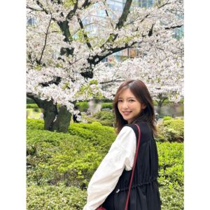 Erina Mano Instagram - 🌸
1年があっという間に過ぎてまたひとつ歳を重ねました！
去年の夏に日本に帰国して環境が大きく変わって
今までと変わらず食事作りをする日々に
仕事をする機会も増えたからこそ本当にあっという間に毎日が過ぎていきます。
.
.
この1年も毎日元気にたくさん笑って
また来年歳を重ねる時にも苦労や悩みを笑い飛ばせるように
過ごしていけたらいいなと思います！！
.
.
誕生日おめでとう！のDMやストーリーのメンション
イラストを描いてくれたりと本当にありがとうございます😌
コメントもいつも全て読ませていただいてます🤍
皆さんからの言葉は背筋がピンと伸びるし
33歳！まだまだ頑張るぞー！！という気持ちになってます🫧
#ありがとう
