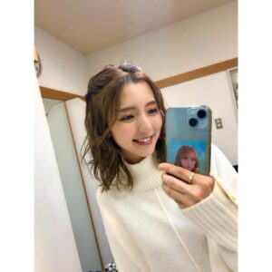 Erina Mano Instagram - 久しぶりのテレビ収録でした🫧
バラエティ番組の収録前はいつもめちゃくちゃ緊張する！笑
でも始まっちゃうととっても楽しくてあっという間だし
収録が終わったあとはアドレナリンが出ているせいか
家に帰ってきてからひたすら夫に今日の出来事を話続けてた😂笑
.
.
今日のヘアスタイルは
すっかり前髪が伸びたので久しぶりにおでこ全開スタイル🤭
視界良好！笑
今日も1日お疲れ様でした🤍
#おでこ 
#ヘアスタイル　
#収録
#楽しかった
#お疲れ様でした