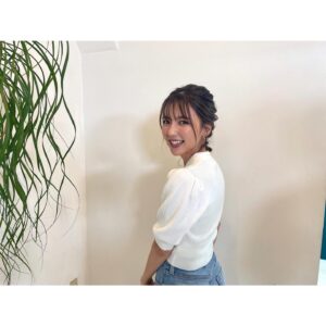 Erina Mano Instagram - 初めて！！
料理企画の番組に出演します🍳
10月22日 12:35〜
読売テレビ
「草彅やすともの うさぎとかめ」に出演します🐇
.
.
うさぎ役は1時間だけプロから教わる
かめ役は1週間使って自力で特訓
という企画で今回はオムライス対決！🥚
ちなみに私はうさぎ役として勝負に挑みました🐰
.
.
実は今まで避けてきていた料理企画・・・（笑）
今回は、練習をしてから勝負！ということで
私もふわとろオムライスを作れるようになりたかったので
初めて料理企画に挑戦してみることにしました！
カメラの前で料理をするなんて本当にドキドキで
収録前日はなかなか寝付けなくて・・・
収録スタジオに入ってからも本当に緊張で落ち着かなくて
とにかく必死にオムライスと向き合った時間でした😂
見てもらえたら嬉しいし
番組で紹介されるふわとろオムライスの作り方を
みなさんもやってみてもらえたら嬉しいです🍽️
放送エリアが限られてるので見れない地域の方もいるかもですが
放送終了後からTVerで1週間見れるそうです📺
.
.
衣装
トップス @lilliancarat_official 
デニム @snidel_official 
ピアス @cocoshnik_official 
.
#衣装
#新たな挑戦
#緊張した
#楽しかった