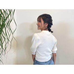 Erina Mano Instagram - 初めて！！
料理企画の番組に出演します🍳
10月22日 12:35〜
読売テレビ
「草彅やすともの うさぎとかめ」に出演します🐇
.
.
うさぎ役は1時間だけプロから教わる
かめ役は1週間使って自力で特訓
という企画で今回はオムライス対決！🥚
ちなみに私はうさぎ役として勝負に挑みました🐰
.
.
実は今まで避けてきていた料理企画・・・（笑）
今回は、練習をしてから勝負！ということで
私もふわとろオムライスを作れるようになりたかったので
初めて料理企画に挑戦してみることにしました！
カメラの前で料理をするなんて本当にドキドキで
収録前日はなかなか寝付けなくて・・・
収録スタジオに入ってからも本当に緊張で落ち着かなくて
とにかく必死にオムライスと向き合った時間でした😂
見てもらえたら嬉しいし
番組で紹介されるふわとろオムライスの作り方を
みなさんもやってみてもらえたら嬉しいです🍽️
放送エリアが限られてるので見れない地域の方もいるかもですが
放送終了後からTVerで1週間見れるそうです📺
.
.
衣装
トップス @lilliancarat_official 
デニム @snidel_official 
ピアス @cocoshnik_official 
.
#衣装
#新たな挑戦
#緊張した
#楽しかった