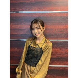 Erina Mano Instagram - 明日！
10月18日夜10時〜
TBS「水曜日のダウンタウン」
スタジオゲスト出演します📺
.
.
なんと！2回目です🫧
また呼んでもらえてとっても嬉しかったし
収録は本当に楽しくてたくさん笑ってあっという間でした！！
「説教の達人」めちゃくちゃ面白かった😂
.
.
衣装はいつもとちょっと雰囲気変えてみました🧡
トップス @sahara_japon 
スカート @vannie__u 
ブーツ @dianashoespress 
ピアス @abiste_official 
#水曜日のダウンタウン 
#収録
#衣装
#見てね