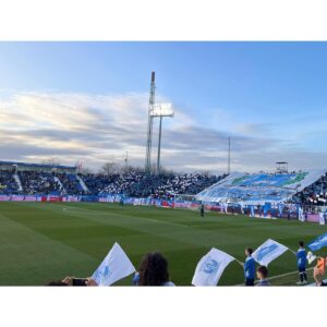 Erina Mano Instagram - 夫の移籍先が決まりました🇯🇵
それに伴いスペインでの生活を終え日本へ帰国しました。
.
.
スペインでの生活が始まったころは
日本との違いに慣れるのに時間がかかったけど
1日1日を共に過ごしていくうちに
スペインの文化に慣れていき
自分たちが大切にしたいことも見えてきて
少しずつ私たちの日常が出来上がり気がつけば5年。
いつも夫の試合にフォーカスを当てて
そこに向かって共に毎日を過ごし
私も毎試合応援しながら
嬉しい。悔しい。諦めないぞ！って
いろいろな感情を抱いていたら本当に1年があっという間で
5年もいたんだ！と振り返ってみてびっくりです。
たくさんの思い出がありすぎて
スペインを離れるときは少し寂しくなりました🥲
寂しいと思えるくらいスペインを好きになれてよかったです！🇪🇸
.
.
この5年間で色々なことを学んだし
たくさんのことに気付けたし
異国の地で2人で多くのことを乗り越えてきたから
これから先どこに行っても大丈夫！！
と、強く思えるようになりました✨
.
.
新しく始まる日本での暮らし。
まずは生活をするためにいろいろ揃えたり手続きをしたり
準備をしなきゃいけないことがたくさんで
少しバタバタしそうですが楽しみな気持ちでいっぱい😊
早く試合も観に行きたいな！⚽️
そして、今までと変わらず
夫のサポートを続けていきながら
仕事の方も頑張っていきたいと思っています！
これからもあたたかく見守っていただけたら嬉しいです！😌
.
. 
どの写真を載せるかものすごく悩んだけど
スペインで夫が在籍していたチームのスタジアムと
私のお気に入りのスポットと
それぞれの地でのお散歩写真にしてみました🏟️🐶🐶
