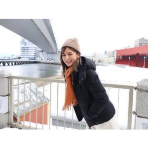 Erina Mano Instagram - オレンジページnetの連載
「ふたりごはん日記」🍊
今月は家でのクリスマスディナーのことを書いてみました🎄
.
.
夕飯はいつも和食中心だから
特別な日に洋食を作るのって楽しい🍽️✨
献立や作ってる時のエピソード、
ケーキを食べる時に感じた私の幸せな瞬間などを書いてます🤭
連載記事はストーリーハイライトのオレンジページにまとめとあります🍊
.
.
1枚目の写真は年末年始に夫の地元に帰った時の！
A-FACTORYに行ったときに撮りました📷
お土産の種類がとっても豊富だからすっかり大好きな場所🤭🍎
自分へのお土産もしっかり買いました！笑
イギリストースト風せんべいを買ってみたんだけど
早く食べてみたい気持ちと開けたらもったいない気持ちで戦ってます😂
#クリスマスディナー
#おうちごはん
#連載