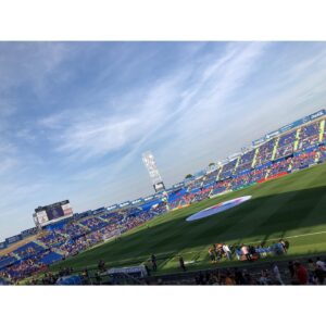 Erina Mano Instagram - 夫の移籍先が決まりました🇯🇵
それに伴いスペインでの生活を終え日本へ帰国しました。
.
.
スペインでの生活が始まったころは
日本との違いに慣れるのに時間がかかったけど
1日1日を共に過ごしていくうちに
スペインの文化に慣れていき
自分たちが大切にしたいことも見えてきて
少しずつ私たちの日常が出来上がり気がつけば5年。
いつも夫の試合にフォーカスを当てて
そこに向かって共に毎日を過ごし
私も毎試合応援しながら
嬉しい。悔しい。諦めないぞ！って
いろいろな感情を抱いていたら本当に1年があっという間で
5年もいたんだ！と振り返ってみてびっくりです。
たくさんの思い出がありすぎて
スペインを離れるときは少し寂しくなりました🥲
寂しいと思えるくらいスペインを好きになれてよかったです！🇪🇸
.
.
この5年間で色々なことを学んだし
たくさんのことに気付けたし
異国の地で2人で多くのことを乗り越えてきたから
これから先どこに行っても大丈夫！！
と、強く思えるようになりました✨
.
.
新しく始まる日本での暮らし。
まずは生活をするためにいろいろ揃えたり手続きをしたり
準備をしなきゃいけないことがたくさんで
少しバタバタしそうですが楽しみな気持ちでいっぱい😊
早く試合も観に行きたいな！⚽️
そして、今までと変わらず
夫のサポートを続けていきながら
仕事の方も頑張っていきたいと思っています！
これからもあたたかく見守っていただけたら嬉しいです！😌
.
. 
どの写真を載せるかものすごく悩んだけど
スペインで夫が在籍していたチームのスタジアムと
私のお気に入りのスポットと
それぞれの地でのお散歩写真にしてみました🏟️🐶🐶